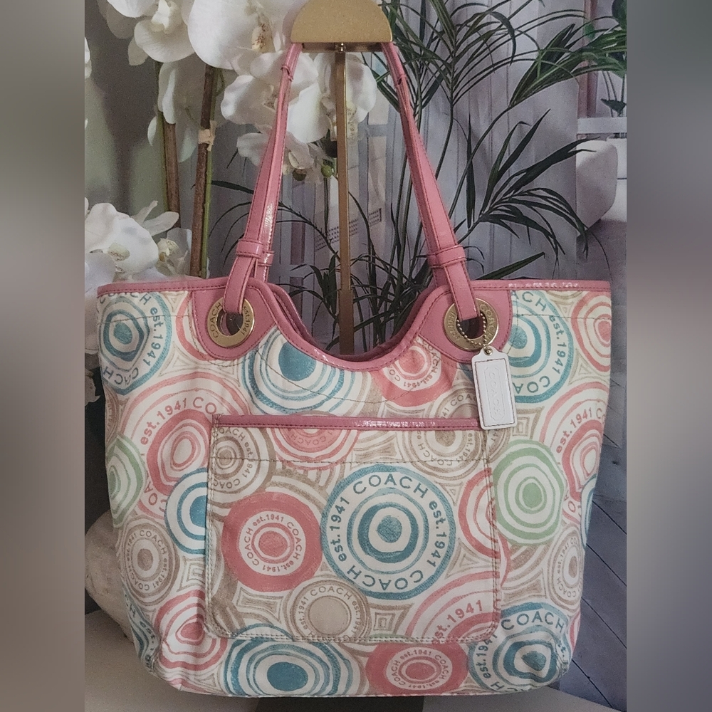 Coach Beach Bag Style! Great Everyday Bag In Signature Happy Pattern!